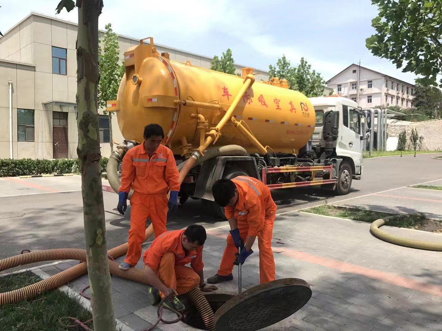 滦县管道疏通车停在窨井附近